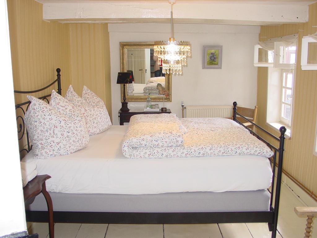 Robert'S Bed & Breakfast Helmarshausen Екстериор снимка